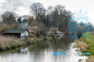 Old Wooden Shack Near Papercourt Lock On The River Wey Navigatio… Stock Photo