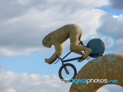 Olympic Cyclist Straw Sculpture At Snugburys Stock Photo