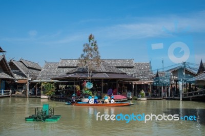 Pattaya, Chonburi Province, Thailand - December 18, 2016: Boat With Tourists On Tours Of The Market On The River At Pattaya Floating Market Stock Photo