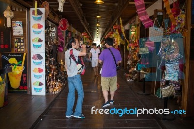 Pattaya, Chonburi Province, Thailand , December 18 - 2016 : Tourists Walking At Pattaya Floating Market There Is A Lot Shops Selling Food , Thai Sweet And Souvenirs Stock Photo