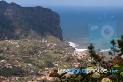 Penha D'aguia (eagle's Rock) And Porto Da Cruz Madeira Stock Photo