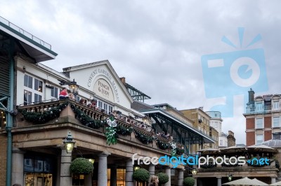 People Watching The Entertainment At Covent Garden Stock Photo