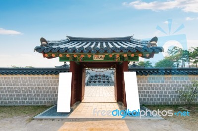 Roof Of Gyeongbokgung Palace In Seoul, Korea Stock Photo Roof Of Gyeongbokgung Palace In Seoul, Korea Stock Photo