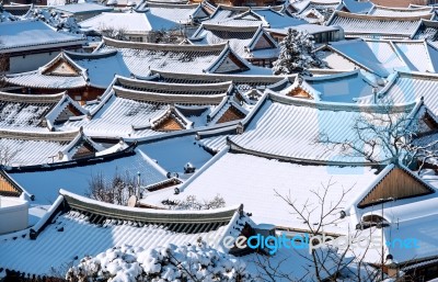 Roof Of Jeonju Traditional Korean Village Covered With Snow, Jeonju Hanok Village In Winter, South Korea Stock Photo