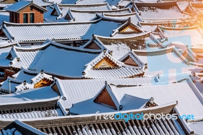 Roof Of Jeonju Traditional Korean Village Covered With Snow, Jeonju Hanok Village In Winter, South Korea Stock Photo