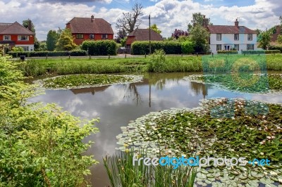 Row Of Houses Overlooking The Pond At Matfield Kent Stock Photo