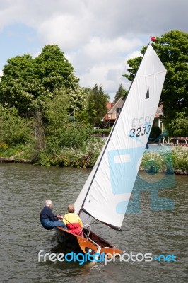 Sailing On The River Thames Between Hampton Court And Richmond Stock Photo
