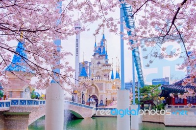 Seoul, Korea - April 9, 2015: Lotte World Amusement Park And Cherry Blossom Of Spring, A Major Tourist Attraction In Seoul, South Korea On April 9, 2015 Stock Photo