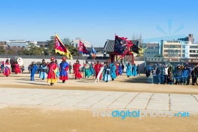 Seoul, South Korea - January 17: Soldier With Traditional Joseon Dynasty Uniform Guards The Gyeongbokgung Palace On January 17, 2015 In Seoul, South Korea Stock Photo