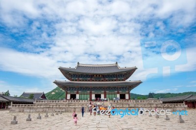 Seoul, South Korea - July 17: Tourists Taking Photos Of The Beautiful Scenery Around Gyeongbokgung Palace On July 17, 2015 In Seoul, South Korea Stock Photo