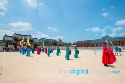 Seoul, South Korea - July 5: Soldier With Traditional Joseon Dynasty Uniform Guards The Gyeongbokgung Palace On July 5, 2015 In Seoul, South Korea Stock Photo
