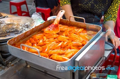 Seoul, South Korea - May 16: Namdaemun Market In Seoul, Is The Oldest And Largest Market In South Korea. Photo Taken On May 16, 2015 In Seoul, South Korea Stock Photo