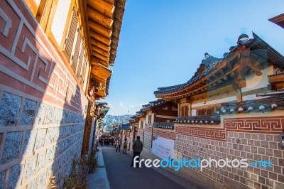 Seoul,korea - March 23: Tourists Taking Photos Of The Beautiful Scenery Around Bukchon Hanok Village,traditional Korean Style Architecture, Photo Taken March 23,2015 In Seoul, South Korea Stock Photo