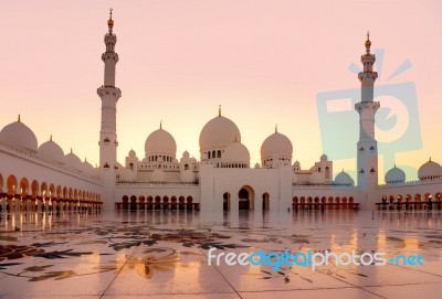 Sheikh Zayed Grand Mosque At Dusk In Abu Dhabi, Uae Stock Photo