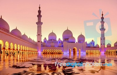 Sheikh Zayed Grand Mosque At Dusk In Abu Dhabi, Uae Stock Photo