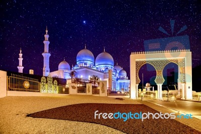 Sheikh Zayed Grand Mosque In Abu Dhabi, Uae At Night Stock Photo