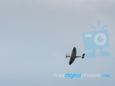 Spitfire Mk X1x Ps915 The Last One Produced Flying Over Dunsfold… Stock Photo