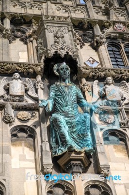 Statue Above The Entrance To Canterbury Cathedral Stock Photo