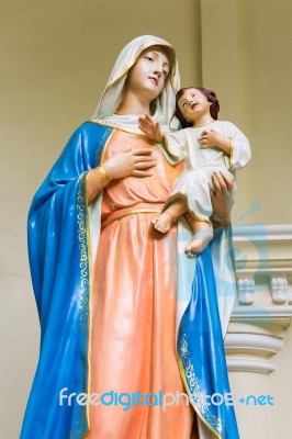 Statue Of Maria And Jesus Stock Photo