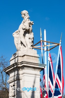 Statue Representing West Africa Outside Buckingham Palace In Lon… Stock Photo