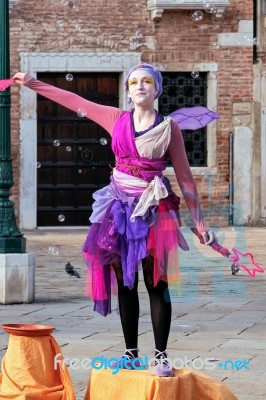 Street Entertainer Creating Bubbles In Venice Stock Photo
