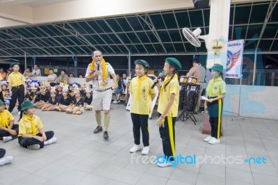 Student 9-10 Years Old, Scout Activities, Dance Performances Around The Fire., Scout Camp Bangkok Thailand Stock Photo