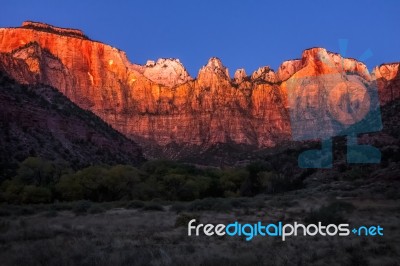 Sunrise Over The West Temple And Altar Of Sacrifice Stock Photo