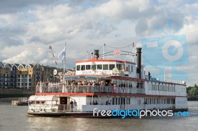 The Dixie Queen Cruising Along The River Thames Stock Photo