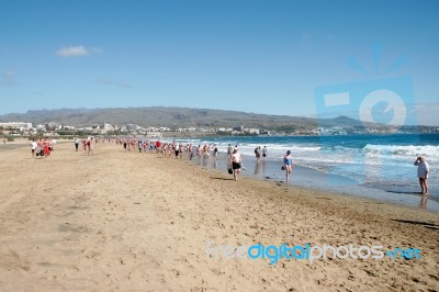 The Migration From Playa Del Ingles To Maspalomas Gran Canaria Stock Photo