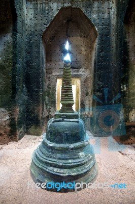 The Pagoda Sacred Stone In The Centre Of Preah Khan Temple, Angkor Wat, Cambodia Stock Photo The Pagoda Sacred Stone In The Centre Of Preah Khan Temple, Angkor Wat, Cambodia Stock Photo