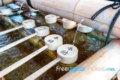 The Shinto Omairi Cleansing Ceremony By Bamboo Scoop In Fushimi Inari, Kyoto, Japan Stock Photo