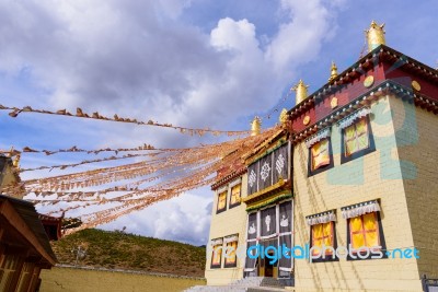 Tibetan Temple, Brick Wall Structure And Prayer Flags In Shangri… Stock Photo