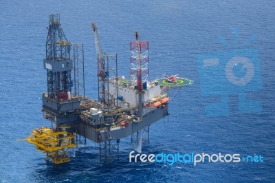 Top View Of Helicopter Pick Up Passenger On The Oil Rig Stock Photo