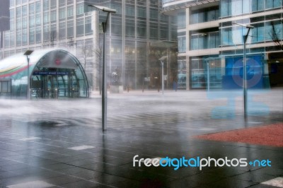 Torrential Rain At Canary Wharf Docklands London Stock Photo
