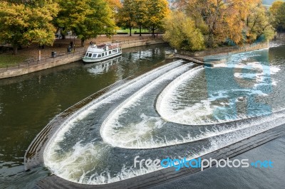 Tour Boat Near The Weir Next To Pulteney Bridge In Bath Somerset… Stock Photo