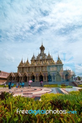 Tourists Are Walking In Grounds Of Wat Thasung Temple Stock Photo