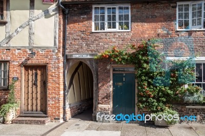 View Of A Cottage And The Holy Ghost Alleyway In Sandwich Stock Photo