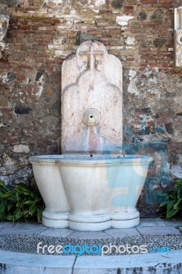 View Of A Fountain In The Alcazaba Fort And Palace Gardens In Ma… Stock Photo