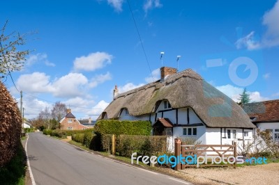 View Of A Thatched Cottage In Micheldever Hampshire Stock Photo