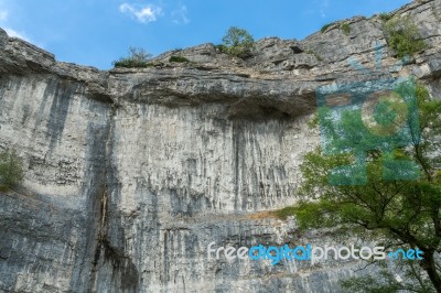 View Of The Curved Cliff At Malham Cove In The Yorkshire Dales N… Stock Photo
