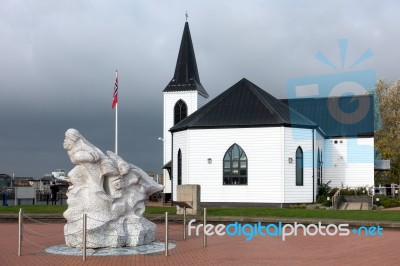 View Of The Scott Antarctic Memorial Cardiff Bay Stock Photo