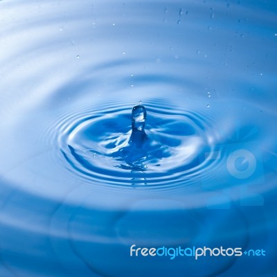 Water Drop Impact With Water Surface, Causing Rings On The Surface Stock Photo