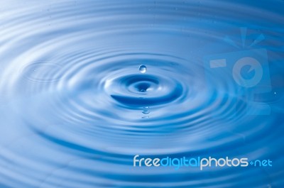 Water Drop Impact With Water Surface, Causing Rings On The Surface Stock Photo
