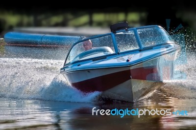 Water Skiing At Wiremill Lake East Grinstead Stock Photo