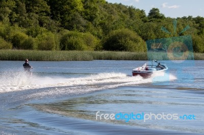 Water Skiing At Wiremill Lake  Near Felbridge Surrey Stock Photo