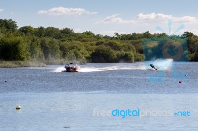 Water Skiing At Wiremill Lake  Near Felbridge Surrey Stock Photo