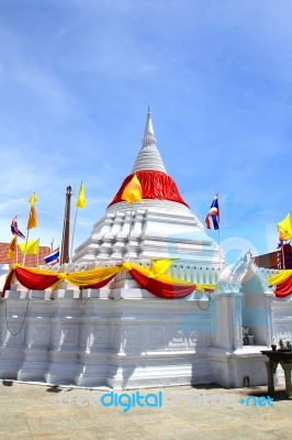 White Pagoda Against Blue Sky At Wat Poramaiyikawas Temple In No… Stock Photo