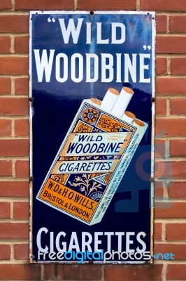 Wills Wild Woodbine Sign At Sheffield Park Station Stock Photo