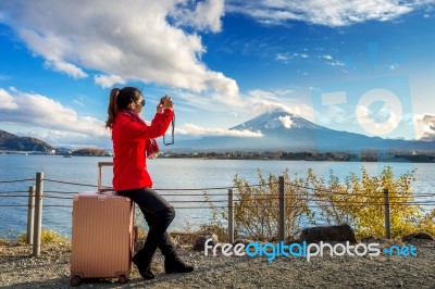 Woman Take A Photo At Fuji Mountains. Autumn In Japan. Travel Concept Stock Photo