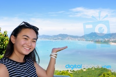 Women Tourist Inviting To See Of The Sea In Phuket Province, Tha… Stock Photo